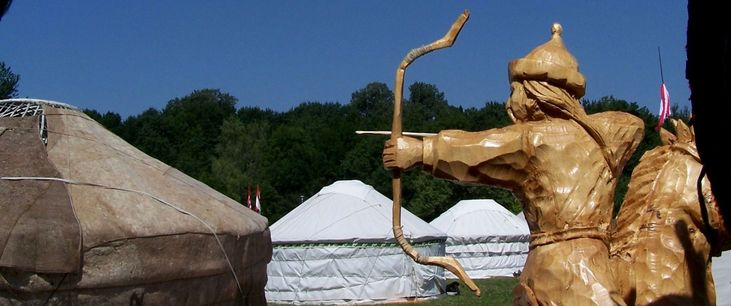 A jurta tbor / Das Jurte-Lager / The Yurt-Camp