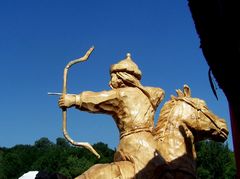 Lovas íjász (Simmer Sándor fafaragása) / Berittene Bogenschütze (Holzschnitzereien von Sándor Simmer) / Horseback Archer (Woodcarving by Sándor Simmer) - 4