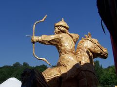 Lovas íjász (Simmer Sándor fafaragása) / Berittene Bogenschütze (Holzschnitzereien von Sándor Simmer) / Horseback Archer (Woodcarving by Sándor Simmer) - 5