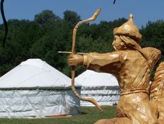 Lovas íjász (Simmer Sándor fafaragása) / Berittene Bogenschütze (Holzschnitzereien von Sándor Simmer) / Horseback Archer (Woodcarving by Sándor Simmer) - 11