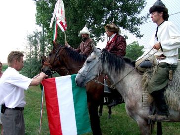 A lovas zarndokok jszszon / Die Teilnehmer des Historische Pilgerweg in jszsz / The participants of the Historical Pilgrimage in jszsz