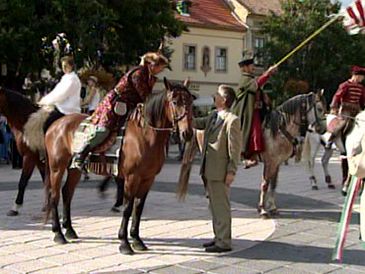 A lovas zarndokok Egerben / Die Teilnehmer des Historische Pilgerweg in Eger / The participants of the Historical Pilgrimage in Eger