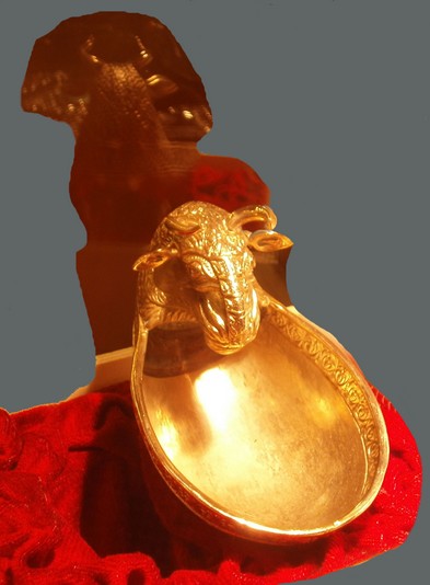 Edny a nagyszentmiklsi kincsbl / Gefss aus dem Goldschtzen von Nagyszentmikls / Vessel from the gold treasures of Nagyszentmikls