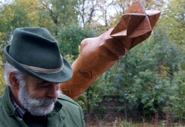 Gyrgy Lszl fafaragmvsz s az sk Fja / Der Holzschnitzer Lszl Gyrgy und der Baum der Ahnen / The wood-carver Lszl Gyrgy and the Tree of the Ancestors