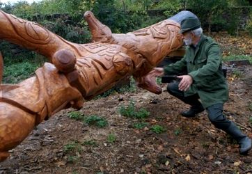 Gyrgy Lszl fafaragmvsz s az sk Fja / Der Holzschnitzer Lszl Gyrgy und der Baum der Ahnen / The wood-carver Lszl Gyrgy and the Tree of the Ancestors