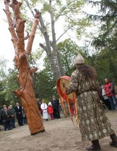 Az sk Fjnak felavatsa / Die Einweihung des Baums der Ahnen / The Inauguration of the Tree of the Ancestors