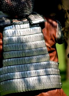 Az avar pncl bemutatsa / Die Prsentation der Rstung des Awaren / The presentation of the armour of the Avars