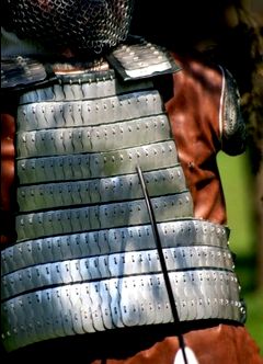 Az avar pncl bemutatsa / Die Prsentation der Rstung des Awaren / The presentation of the armour of the Avars