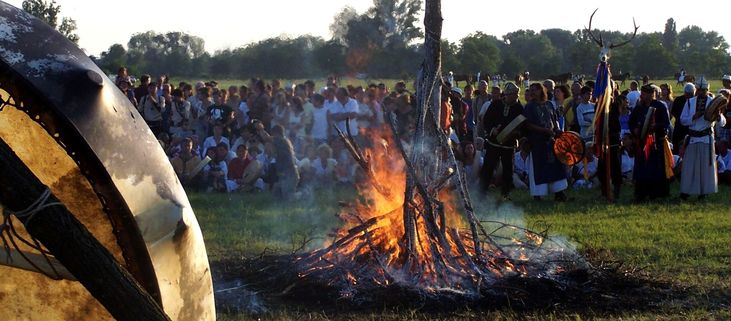 A szertz krl / Um das Zeremonie-Feuer / Around the ceremony fire