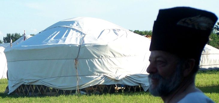 A jurta tbor / Das Jurte-Lager / The Yurt-Camp