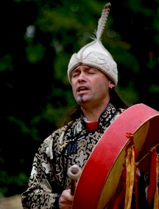 Slyomfi Nagy Zoltn a megnevezett j tltos / Der genannte Hauptschamane Zoltn Slyomfi Nagy / The named new main shaman Zoltn Slyomfi Nagy