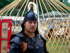 Harcos a jurta váza eltt / Kämpfer vor dem Jurte Gerüst / Fighter before the yurt scaffolding