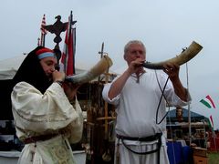 Kürtszó ébreszti a harcosokat / Das Horn weckt die Krieger auf / The horn wakes the warriors
