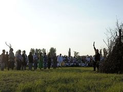 Az ünnepélyes közös szertartás a szertz körül / Die festliche gemeinsame Zeremonie um das Zeremonie-Feuer / The festive common ceremony around the ceremony fire - 6