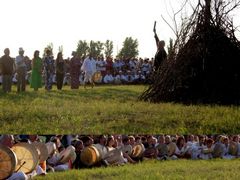 Az ünnepélyes közös szertartás a szertz körül / Die festliche gemeinsame Zeremonie um das Zeremonie-Feuer / The festive common ceremony around the ceremony fire - 21