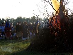 Az ünnepélyes közös szertartás a szertz körül / Die festliche gemeinsame Zeremonie um das Zeremonie-Feuer / The festive common ceremony around the ceremony fire - 30