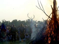 Az ünnepélyes közös szertartás a szertz körül / Die festliche gemeinsame Zeremonie um das Zeremonie-Feuer / The festive common ceremony around the ceremony fire - 31
