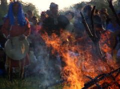 Az ünnepélyes közös szertartás a szertz körül / Die festliche gemeinsame Zeremonie um das Zeremonie-Feuer / The festive common ceremony around the ceremony fire - 34