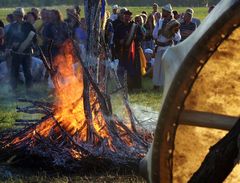 Az ünnepélyes közös szertartás a szertz körül / Die festliche gemeinsame Zeremonie um das Zeremonie-Feuer / The festive common ceremony around the ceremony fire - 35
