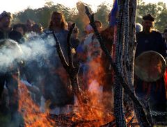 Az ünnepélyes közös szertartás a szertz körül / Die festliche gemeinsame Zeremonie um das Zeremonie-Feuer / The festive common ceremony around the ceremony fire - 36