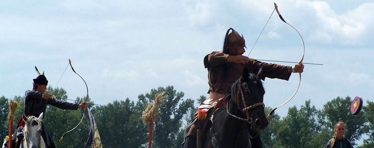 A Kassai lovasíjász iskola Varga törzsének bemutatója / Berittene Bogenschütze Vorführung von Varga Stamms der Kassai Schule / Horseback archer presentation of Varga tribe of the Kassai School