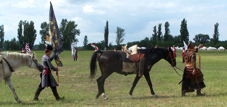 A Kassai lovasíjász iskola Varga törzsének bemutatója / Berittene Bogenschütze Vorführung von Varga Stamms der Kassai Schule / Horseback archer presentation of Varga tribe of the Kassai School