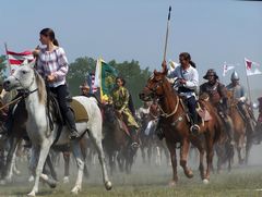 Lovasok háromszori szakrális országkerülése / Dreimal reiten um das Vaterland / Three times ride around the native country - 34