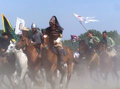 Lovasok háromszori szakrális országkerülése / Dreimal reiten um das Vaterland / Three times ride around the native country - 40