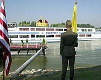 A Szent Korona orszgjrsa Esztergomba (2001) / Landesgang der Heiligen Krone Ungarns zu Esztergom (2001) / Land way of the Holy Crown of Hungary to Esztergom (2001)