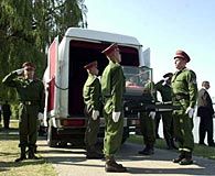 A Szent Korona orszgjrsa Esztergomba (2001) / Landesgang der Heiligen Krone Ungarns zu Esztergom (2001) / Land way of the Holy Crown of Hungary to Esztergom (2001)