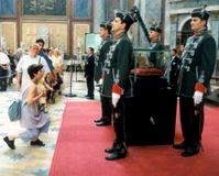 A Szent Korona orszgjrsa Esztergomba (2001) / Landesgang der Heiligen Krone Ungarns zu Esztergom (2001) / Land way of the Holy Crown of Hungary to Esztergom (2001)