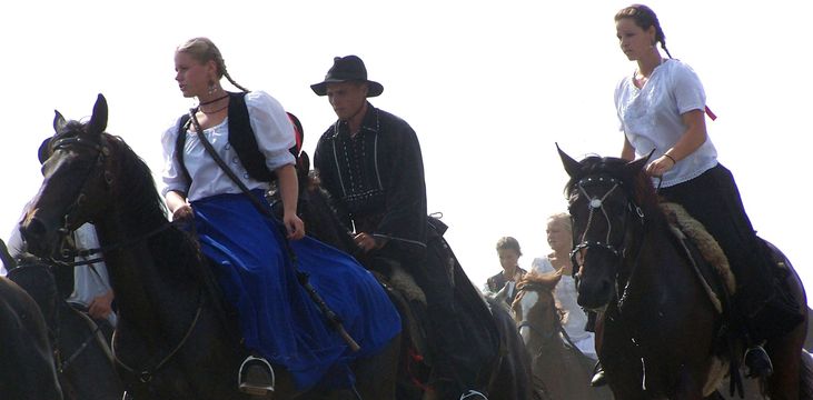 Az egységbe tömörült magyarok / Die Ungarn haben sich vereinigt / The Hungarians have united