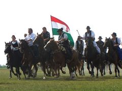Lovasok háromszori szakrális országkerülése / Dreimal reiten um das Vaterland / Three times ride around the native country - 36