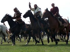 Lovasok háromszori szakrális országkerülése / Dreimal reiten um das Vaterland / Three times ride around the native country - 41