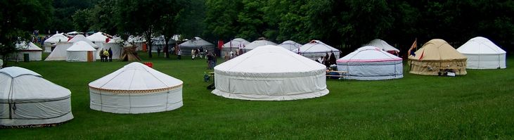 A jurta tbor / Das Jurte-Lager / The Yurt-Camp