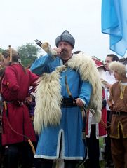 Az íjászokat kürtszó kíséri mindenütt / Die Bogenschützen werden überall mit dem Hornanruf begleitet / The archers are accompanied everywhere with the horn call - 1