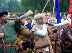 Az íjászokat kürtszó kíséri mindenütt / Die Bogenschützen werden überall mit dem Hornanruf begleitet / The archers are accompanied everywhere with the horn call - 2