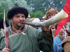 Az íjászokat kürtszó kíséri mindenütt / Die Bogenschützen werden überall mit dem Hornanruf begleitet / The archers are accompanied everywhere with the horn call - 3