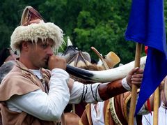 Az íjászokat kürtszó kíséri mindenütt / Die Bogenschützen werden überall mit dem Hornanruf begleitet / The archers are accompanied everywhere with the horn call - 8
