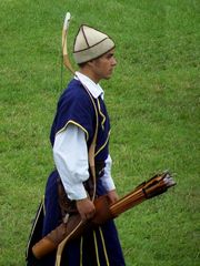 Az íjászok vonulása a ltérre (a "csatamezre") / Die Bogenschützen marschieren zum schießenden Platz (zum "Schlachtfeld") / The archers march to the shooting place (to the "battlefield") - 1