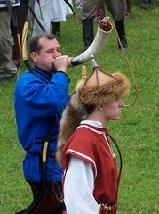 Az íjászokat kürtszó kíséri mindenütt / Die Bogenschützen werden überall mit dem Hornanruf begleitet / The archers are accompanied everywhere with the horn call - 9
