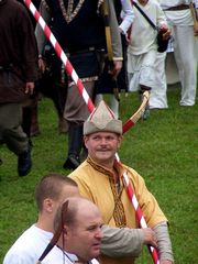 Az íjászok vonulása a ltérre (a "csatamezre") / Die Bogenschützen marschieren zum schießenden Platz (zum "Schlachtfeld") / The archers march to the shooting place (to the "battlefield") - 4