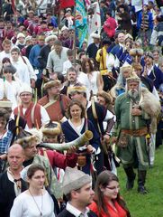 Az íjászok vonulása a ltérre (a "csatamezre") / Die Bogenschützen marschieren zum schießenden Platz (zum "Schlachtfeld") / The archers march to the shooting place (to the "battlefield") - 8