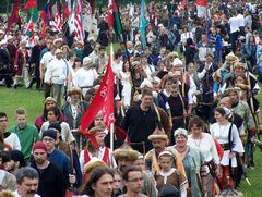 Az íjászok vonulása a ltérre (a "csatamezre") / Die Bogenschützen marschieren zum schießenden Platz (zum "Schlachtfeld") / The archers march to the shooting place (to the "battlefield") - 10