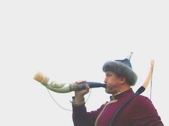 Az íjászokat kürtszó kíséri mindenütt / Die Bogenschützen werden überall mit dem Hornanruf begleitet / The archers are accompanied everywhere with the horn call - 12