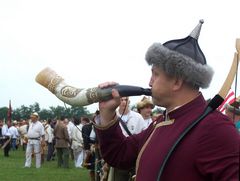 Az íjászokat kürtszó kíséri mindenütt / Die Bogenschützen werden überall mit dem Hornanruf begleitet / The archers are accompanied everywhere with the horn call - 13