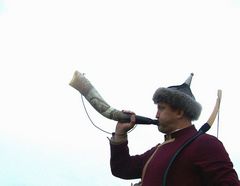 Az íjászokat kürtszó kíséri mindenütt / Die Bogenschützen werden überall mit dem Hornanruf begleitet / The archers are accompanied everywhere with the horn call - 14
