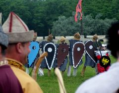 A (szimbolikus) bajor sereg Pozsony várának (szimbolikus) falai eltt / Die (symbolische) bayerische Heer vor dem (symbolische) Burg von Pozsony/Pressburg / The (symbolic) Bavarian army before the (symbolic) castle of Pozsony/Pressburg - 2