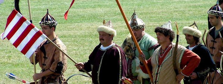 Az íjászok vonulása a ltérre (a "csatamezre") / Die Bogenschützen marschieren zum schießenden Platz (zum "Schlachtfeld") / The archers march to the shooting place (to the "battlefield")