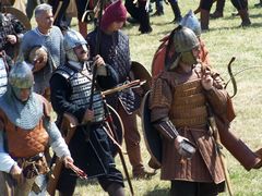 Az íjászok vonulása a ltérre (a "csatamezre") / Die Bogenschützen marschieren zum schießenden Platz (zum "Schlachtfeld") / The archers march to the shooting place (to the "battlefield") - 1
